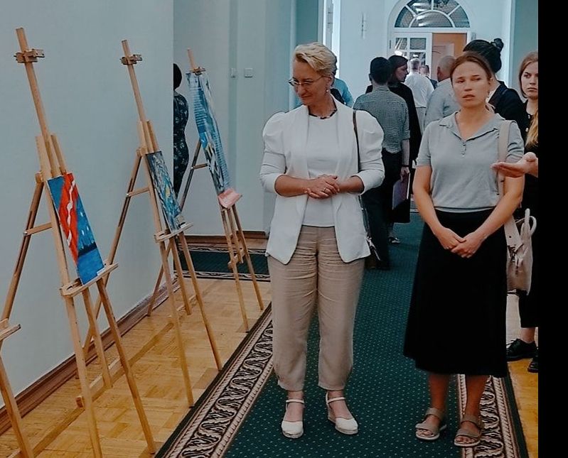 Exhibition of young artists: the project "Colors of Friendship" is proudly presented to the delegation from Latvia