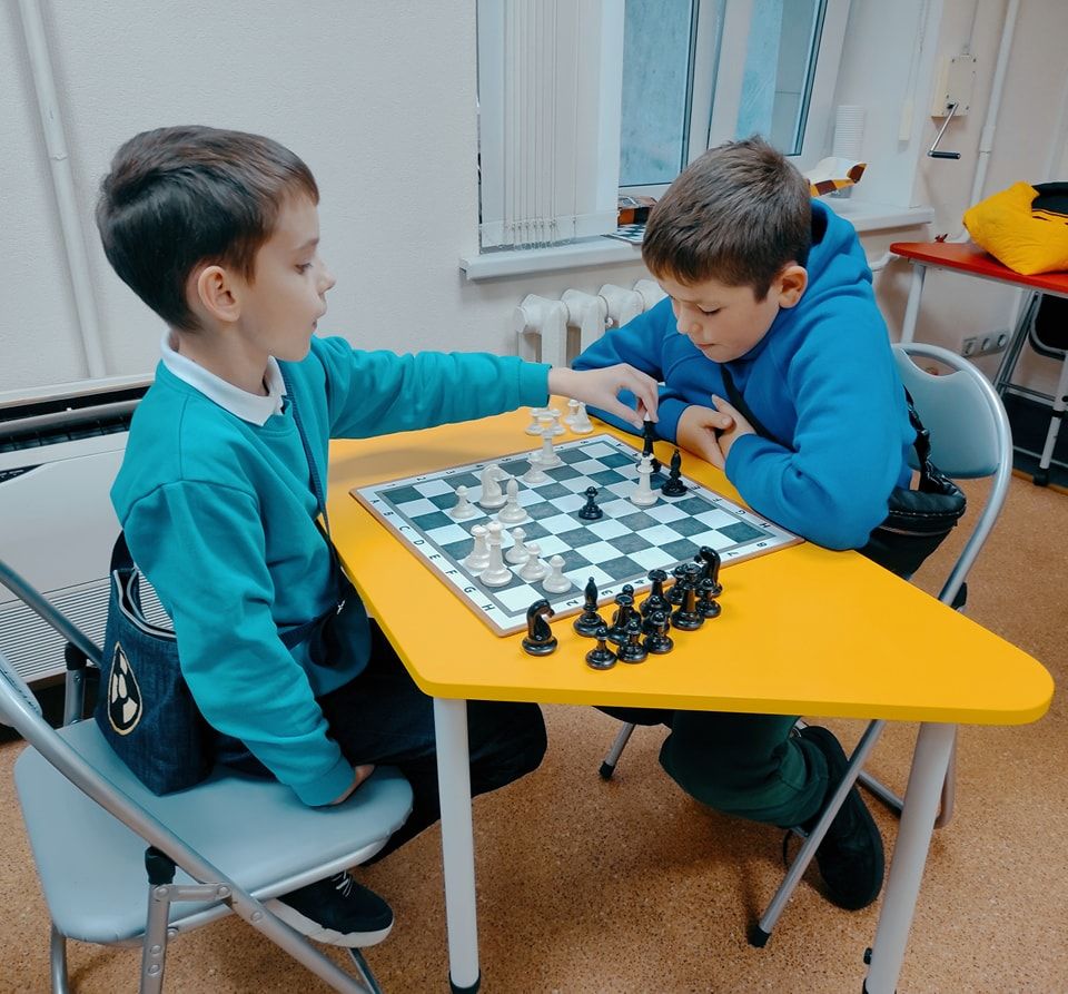 Learning strategic thinking: chess lessons for children